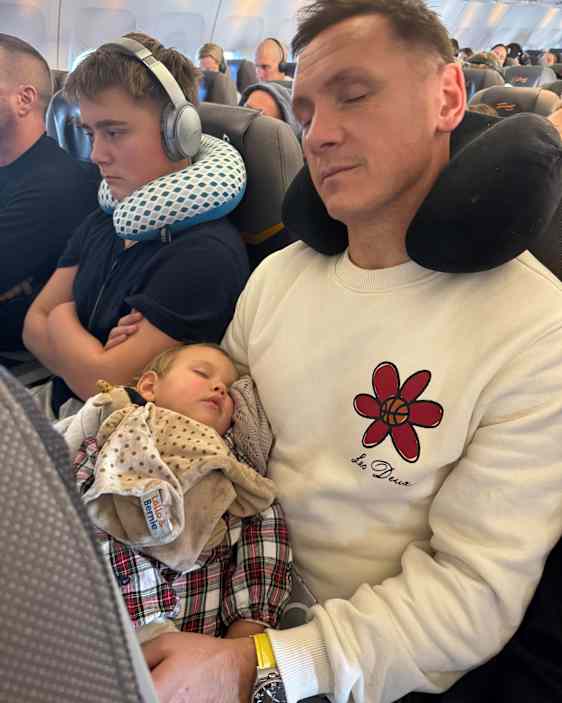 Joakim Hykkerud og hans yngste barn sover på flyet på vej til Kap Verde