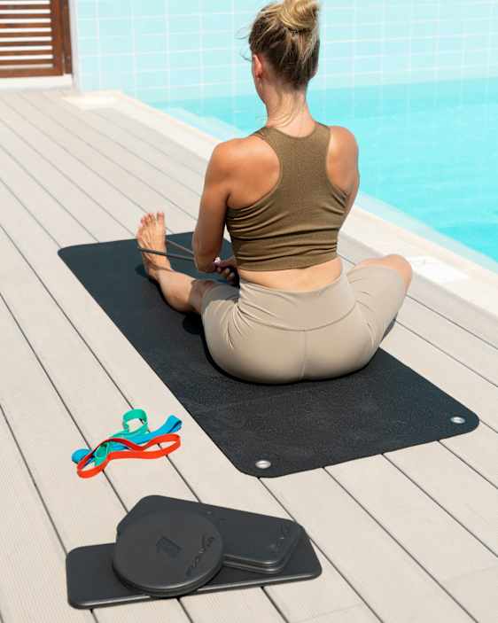 Kvinde træner ved poolkanten