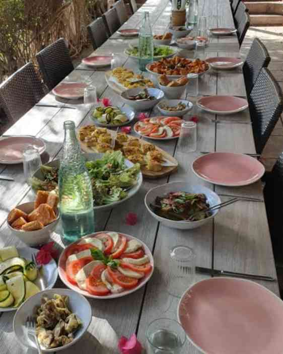 Lækkert dækket bord med vegansk mad