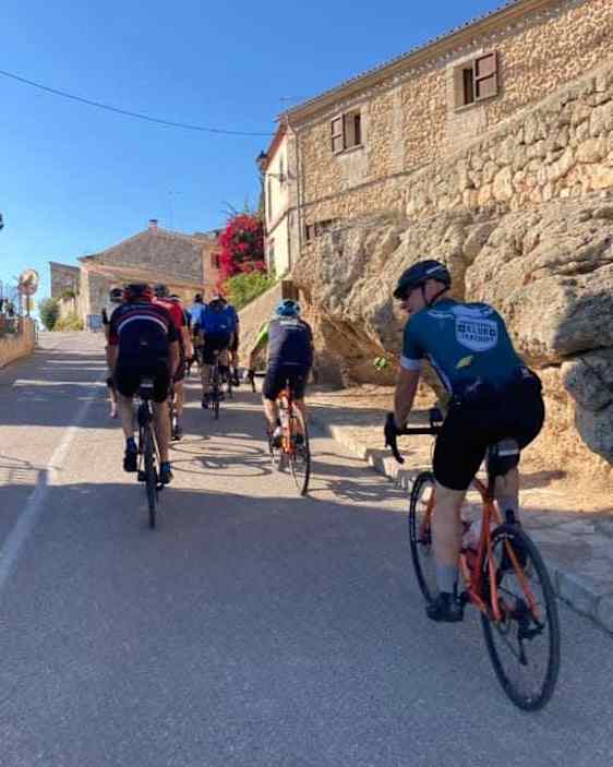 Cykelryttere på vej igennem landsby.