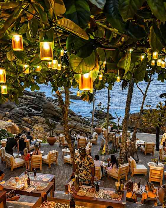 Smukt oplyst restaurant ved stranden