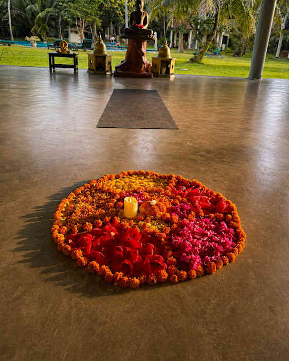 Blomsterdekoration på gulvet