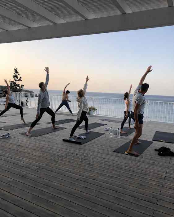 Morgenyoga på terrassen med udsiger over havet