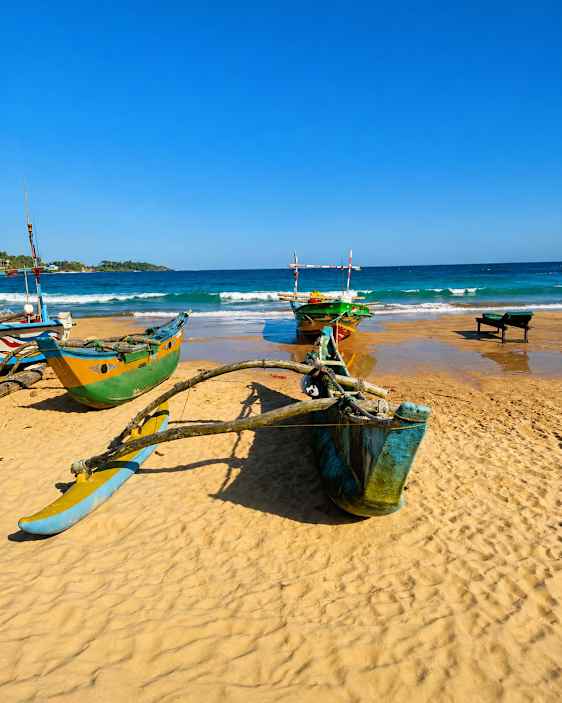 Farverige både på en strand