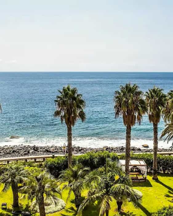 Bjerg midt i vandet. Foto: Unsplash