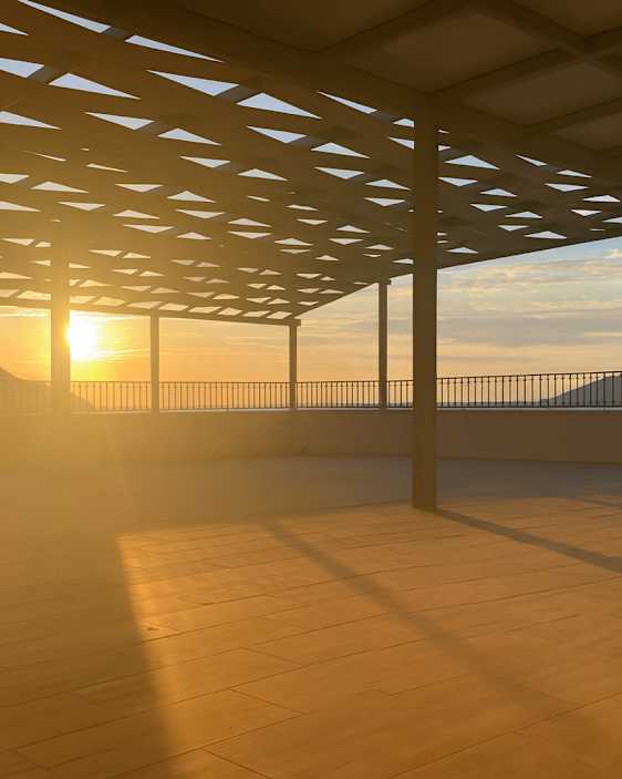 Bjerg midt i vandet. Foto: Unsplash