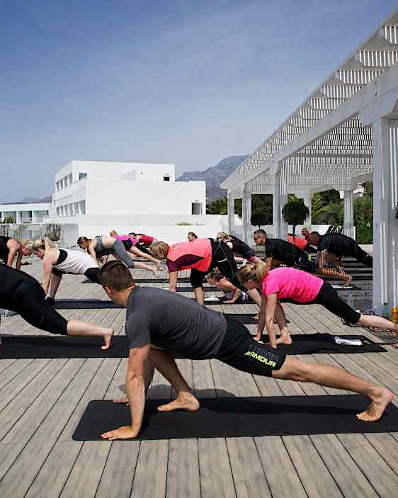 Yoga session på soldækket
