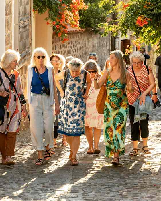 Gruppen dyrker yoga i skoven