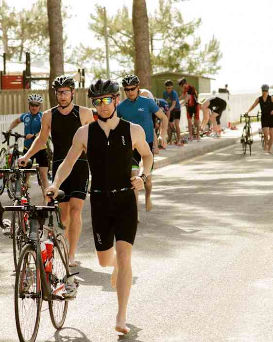 Triatleter øver skift fra løb til cykel.