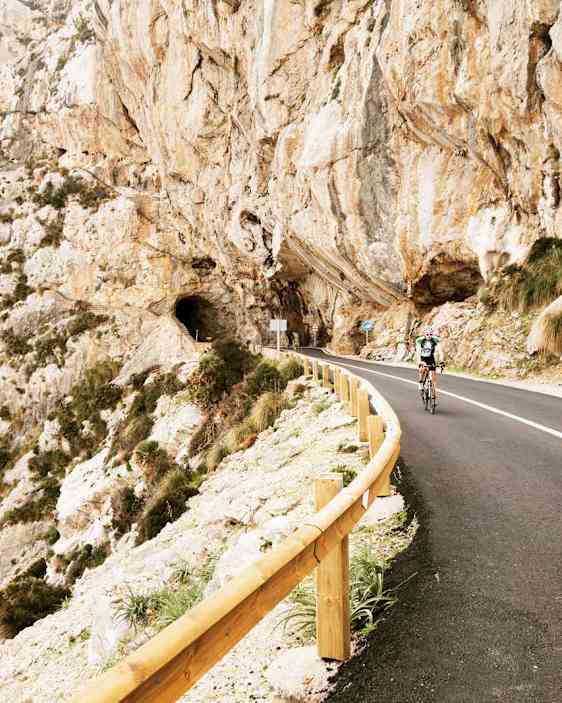 Cykelrytter på vej tilbage fra Formentor.