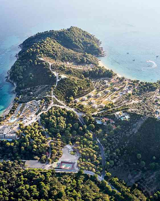 Bjerg midt i vandet. Foto: Unsplash