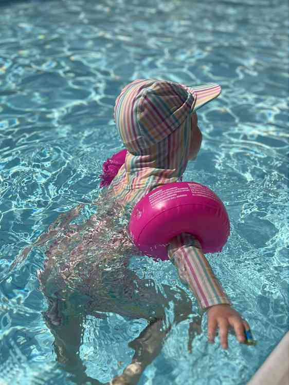 pige bader i pool
