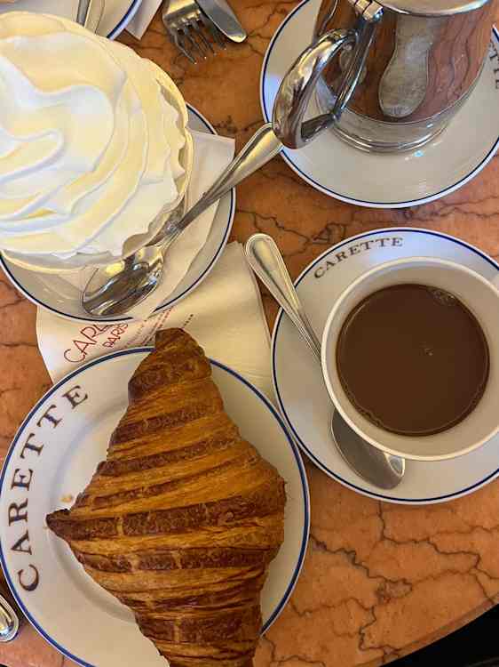 Croissant og kakao på La Carette