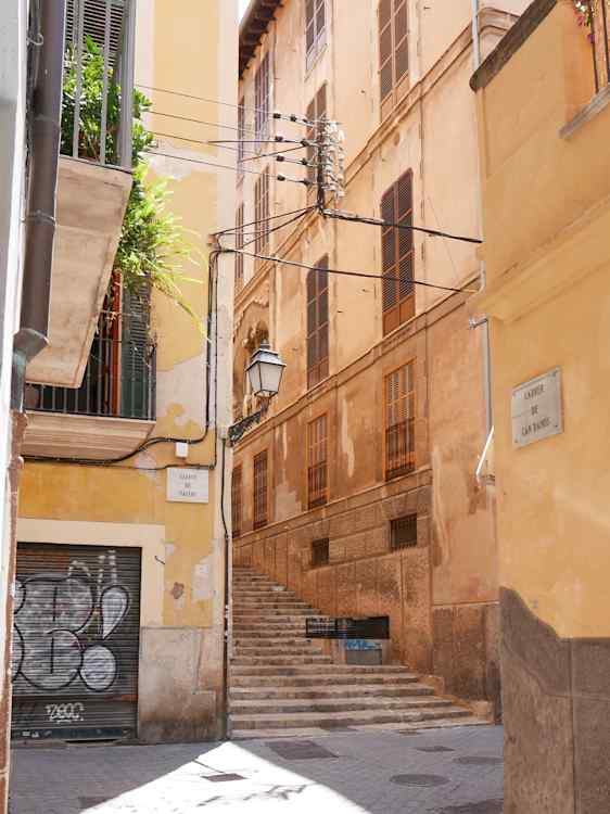 Fine gule og orange bygninger i Palma