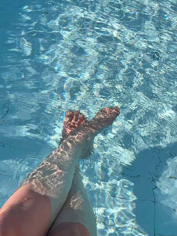 Fødder i en pool