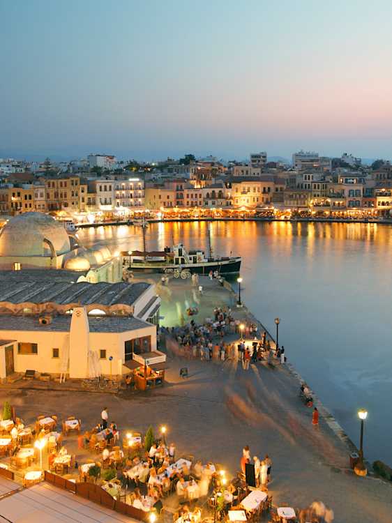 Chania by i aftenslys