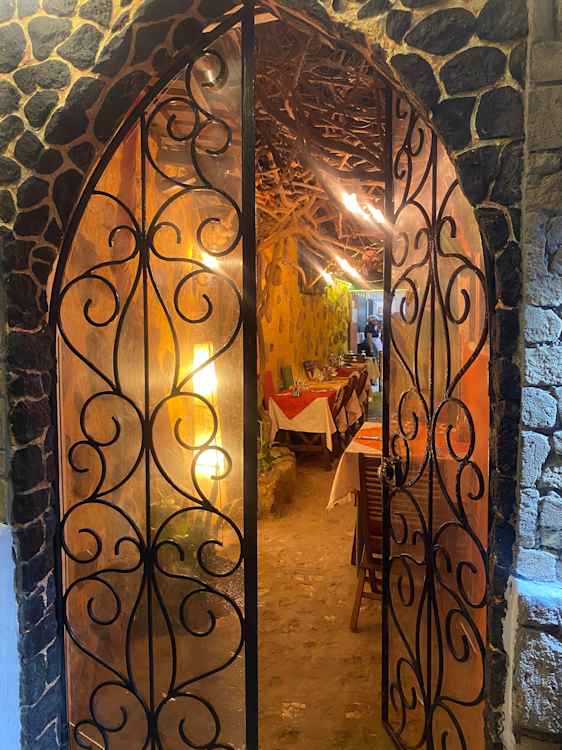 Indgangen til en lille, lokal restaurant