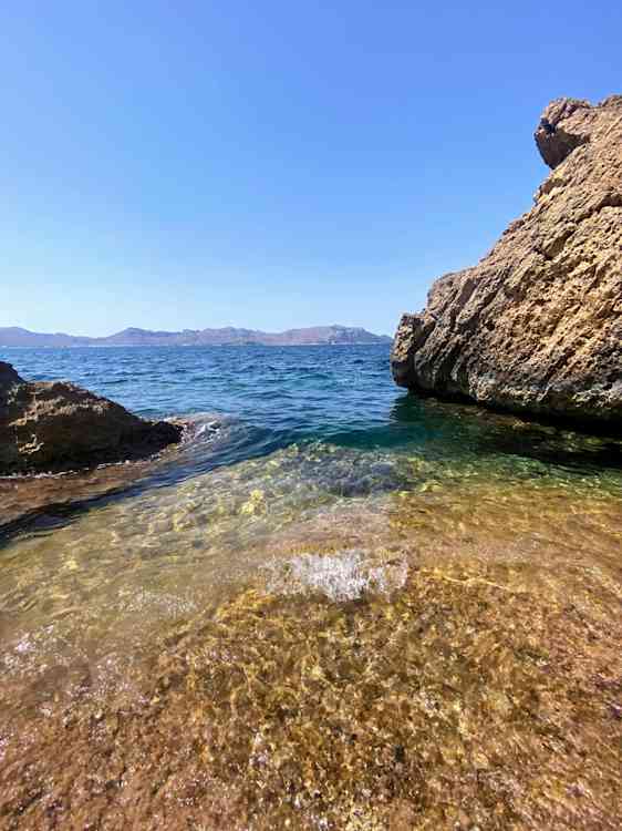 Klipper ved nær en strand på Mallorca