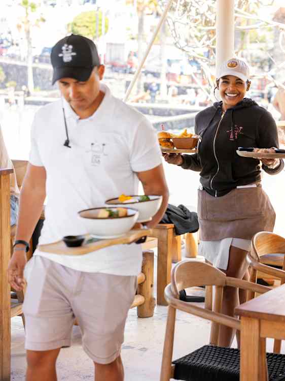 Tjenere bringer dig maden på en restaurant