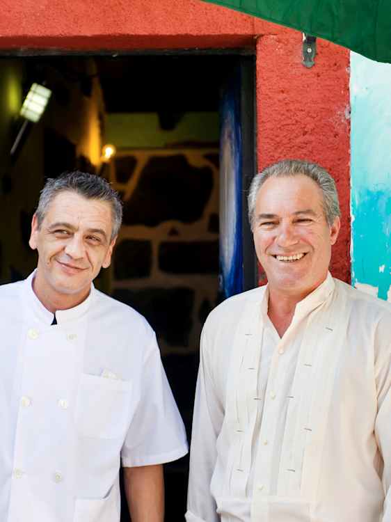 Kok og tjener står foran restaurant i Funchal