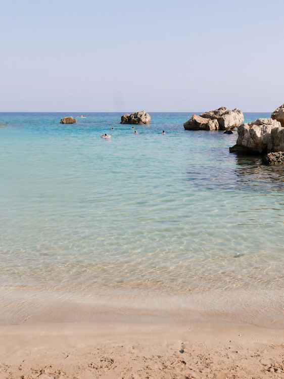 Klipper i vandet på Konnos Beach