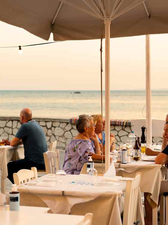 Gæster på restaurant ved havet