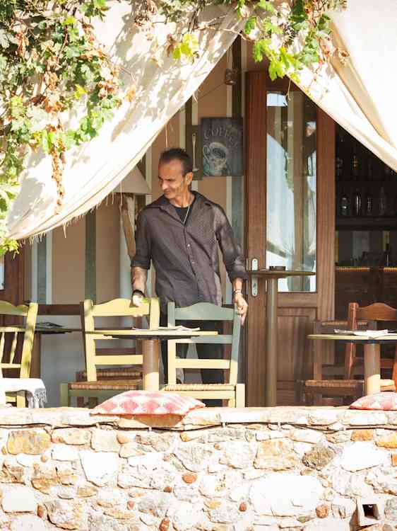 Mand i restaurant på Kos