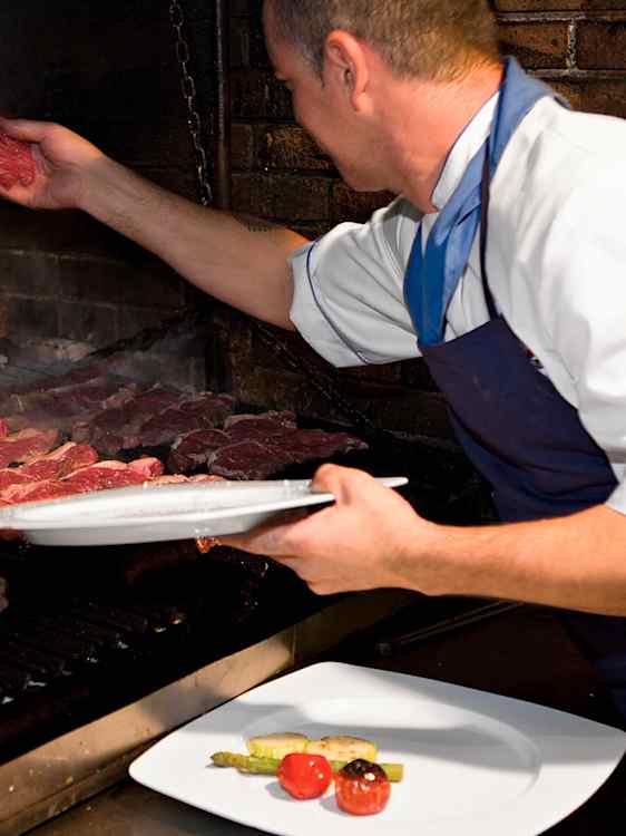 Kok laver mad på en restaurant