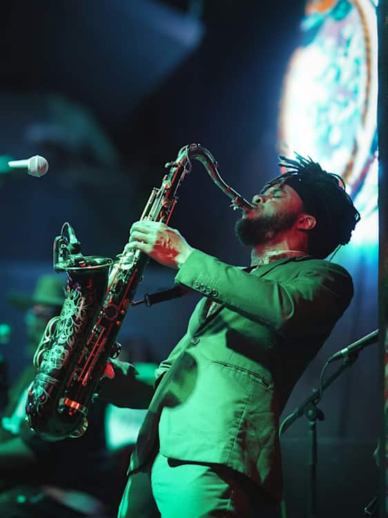 Jazzmusiker spiller saxofon