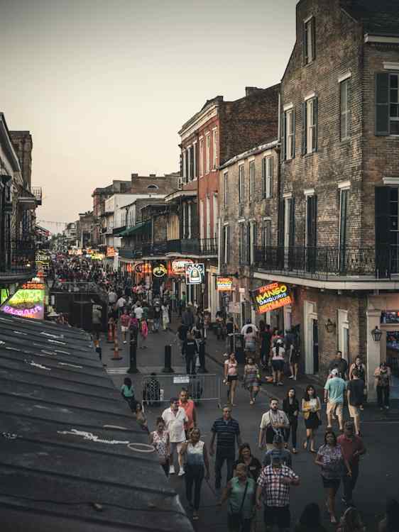 Gadeliv i Bourbon Street