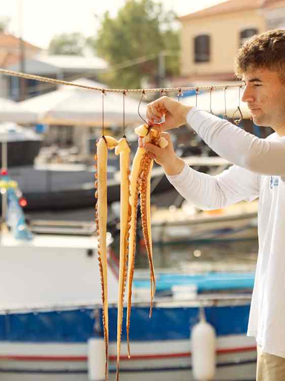 Mand med friskfanget blæksprutte