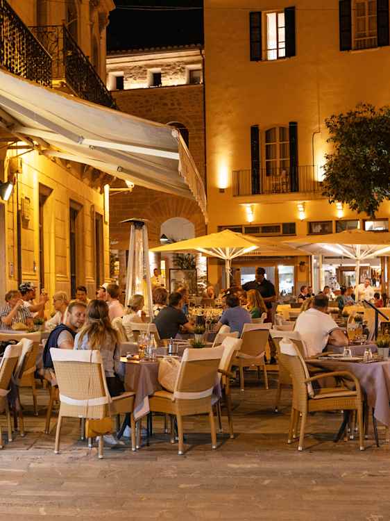 Udeservering på torv i Alcudia