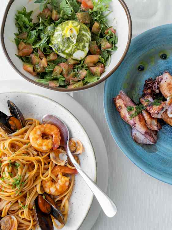 Lækker mad med skalddyr, pasta og salat
