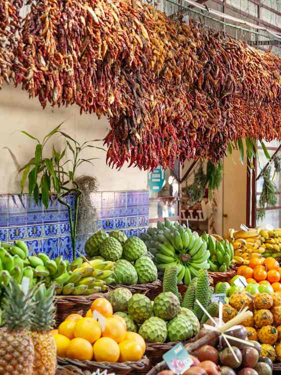 Frisk frugt i frugtbod i Funchal