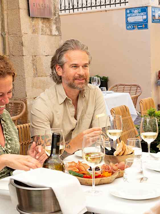 Tre personer spiser mad på restaurant