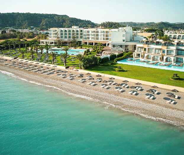 Hotel med poolområde ved stranden. (AI-genereret tekst)