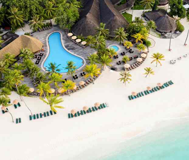 Luftfoto af en strand med liggestole, parasoller og en pool omgivet af palmer. (AI-genereret tekst)