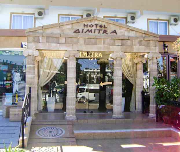 Hotel Dimitra med antikinspireret indgang. (AI-genereret tekst)