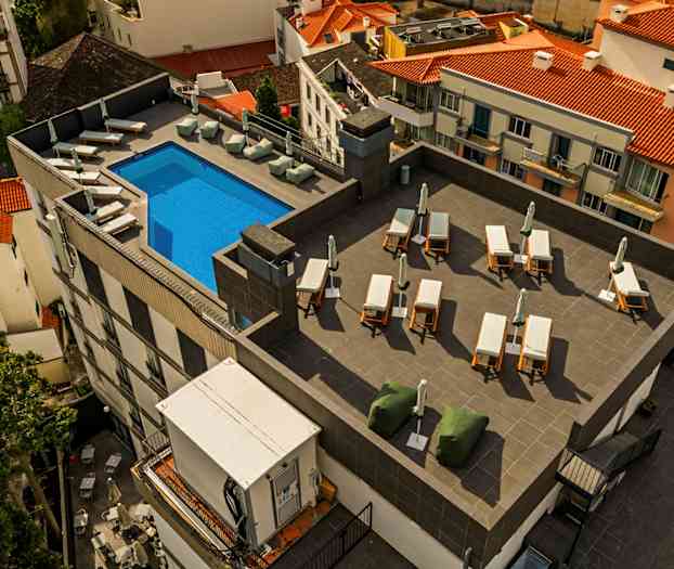Hotellets tagterrasse og pool