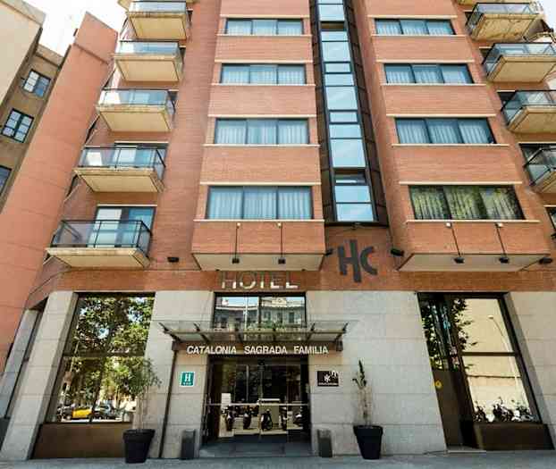 Facade af et hotel med skiltet "Catalonia Sagrada Familia". (AI-genereret tekst)
