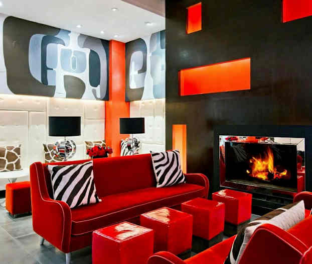 En moderne stue med røde møbler, en pejs og dekorative vægmalerier. (AI-genereret tekst)