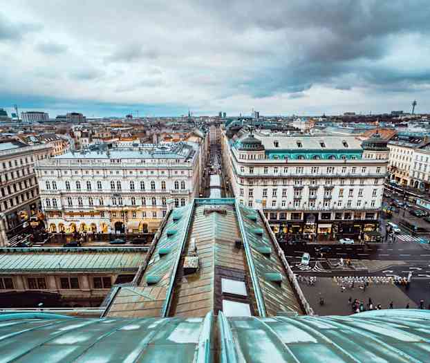 Udsigt over et byområde med historiske bygninger og gader. (AI-genereret tekst)