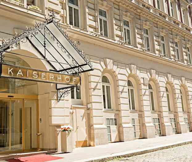 Hotelbygning med indgang og skilt med teksten "Hotel Kaiserhof". (AI-genereret tekst)