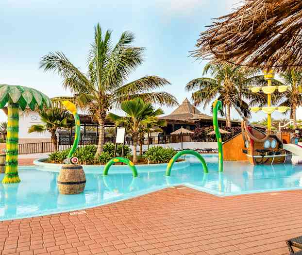 Børnepoolen med sørørverskib på nabohotellet Meliá Dunas Beach Resort & Spa, som også børn på Sol Dunas Family Fun må benytte