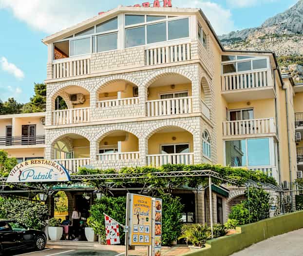 Udsigt til en bygning med navnet Villa & Restaurant Putnik. (AI-genereret tekst)