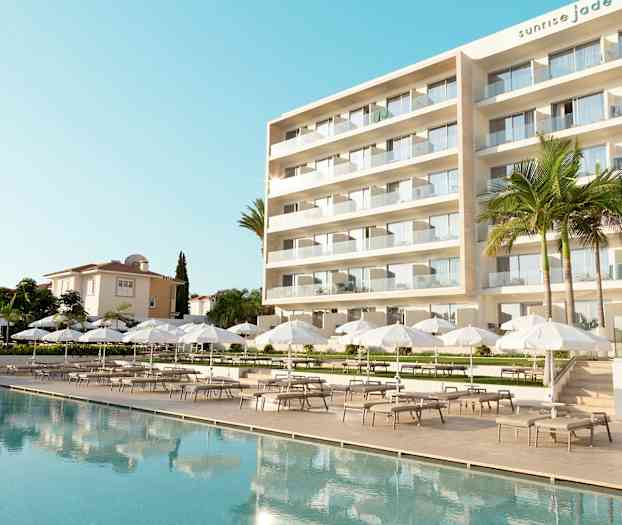 Moderne hotel med en stor udendørs pool, hvide parasoller og liggestole. (AI-genereret tekst)