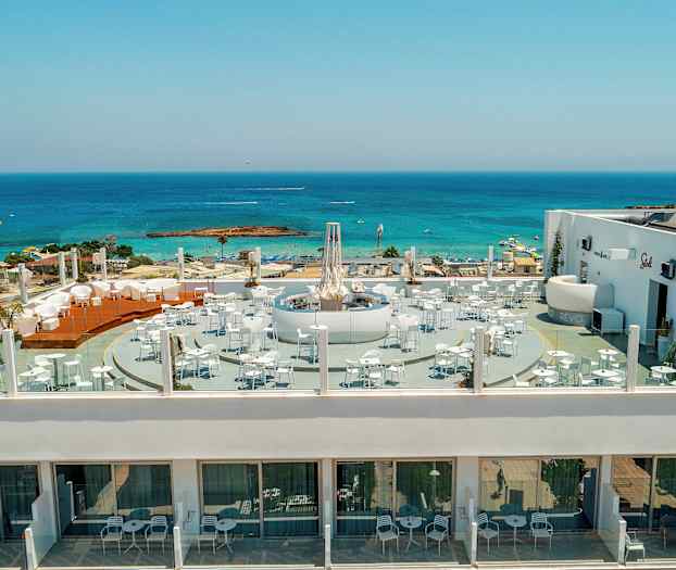 Moderne tagterrasse med siddepladser og udsigt over havet. (AI-genereret tekst)