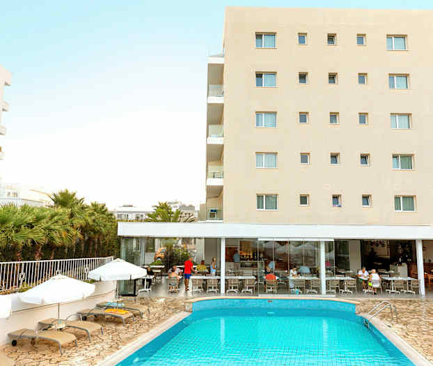 Hotelbygning med swimmingpool og liggestole foran. Folk sidder ved restauranten. (AI-genereret tekst)