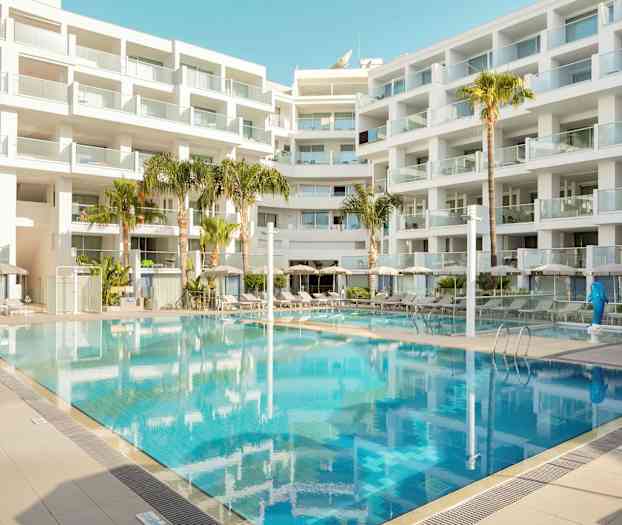 En moderne bygning med altaner omgiver en udendørs pool. (AI-genereret tekst)