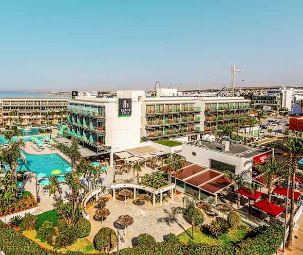 Udsigt over et hotelkompleks med pools og grønne områder. (AI-genereret tekst)